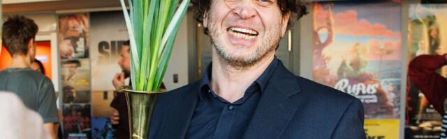 FOTO | Kuhu jäi modellist pruut? Arbo Tammiksaar musitas filmi esilinastusel teise naisega