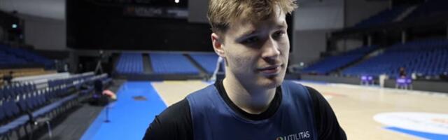 DELFI VIDEO | Koondise uustulnuk Erik Makke_ sain Rootsis terve tiimi ees Metsavendade laulu laulda