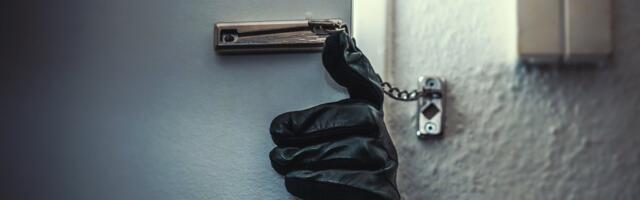 На Номмел, люди у масках намагалися проникнути в будинок, поліція рекомендує тримати двері закритими.