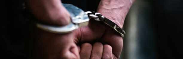 Politseinikud pidasid Sillamäel kinni kaupluse röövimises kahtlustatava nooruki