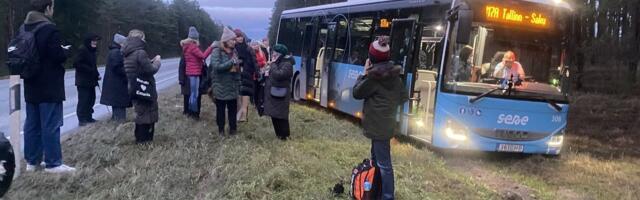 ФОТО | Водій міського автобуса втратив свідомість на манікулі та з'їхав з дороги.