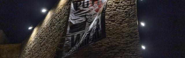 FOTOD | Narva linnusele tõmmati taas plakat „Putin sõjakurjategija“
