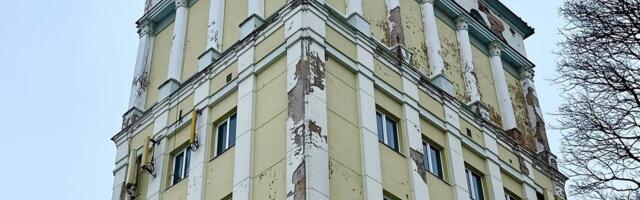 FOTOD | Tartu veetornilt eemaldati krohvi. Tartu veevärk: torni läheduses ei tohiks ohtu olla