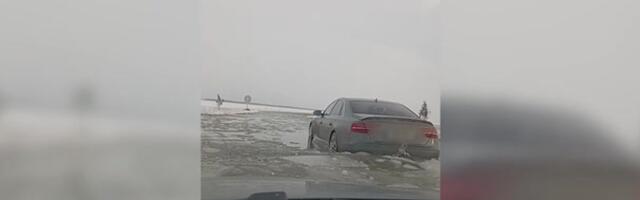 VIDEO | Üle 15 cm vett! Vormsi jäätee on veega kaetud, lõksu jäi kaks autot