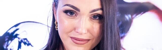 ГАРЯЧА СПУСК | Еліза Колк показує своє засмагле тіло під палючим іспанським сонцем.