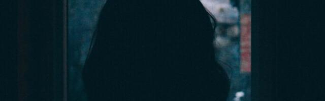 Mees pani noore naise kodus ketti.