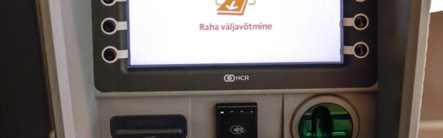„Soovitud summa sain kätte, kaarti mitte.“ Kliendi pangakaart jäi Swedbanki uude automaati kinni 