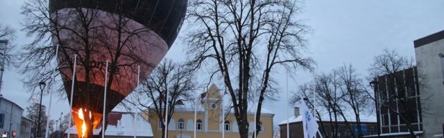 VIDEO | Paides tõusis päiksetõusul taevasse rahvusvärvides kuumaõhupall