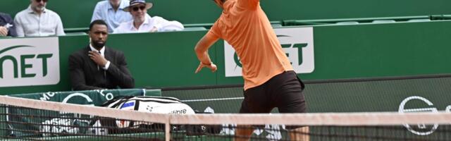 VIDEO | Pea kaotanud Daniil Medvedev peksis Monte Carlo turniiril oma reketit 40 sekundit jutti