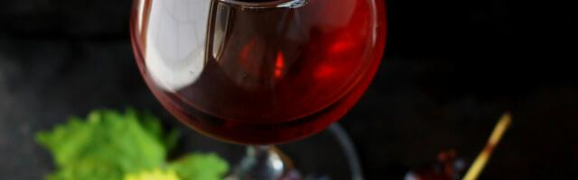 Чи знаєш ти, чому вино подається у склянці з ніжкою?