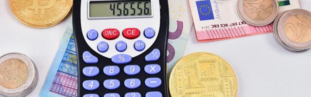 Мишачий новий інструмент: валютний калькулятор поруч з курсовою таблицею.