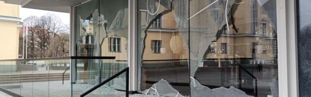 ФОТОД | Уночі розбили вікна павільйону у парку Таммсааре, збиток становить близько 100 000 євро.
