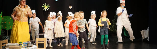 Ani­ja val­la las­teae­da­de teat­ri­fes­ti­va­li eten­du­si män­gi­ti Keh­ra rah­va­ma­ja la­val