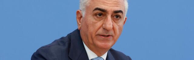 Iraani eksiilis viibivat kroonprintsi Reza Pahlavit visati Berliinis punase vedelikuga