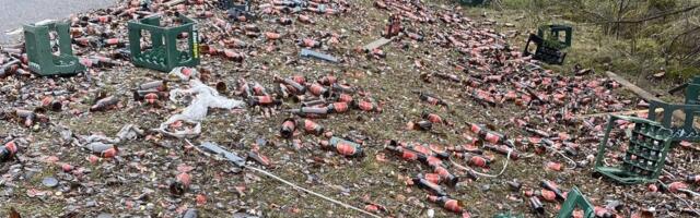 ФОТОД | В Хар'кові вантажівка в багатьох падіннях везе на дорогу від сотні пивних пляшок