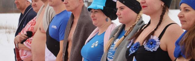 FOTOD | Hulljulged Pingviinide paraadi osalejad pidasid Vabariigi aastapäeva jäises vees