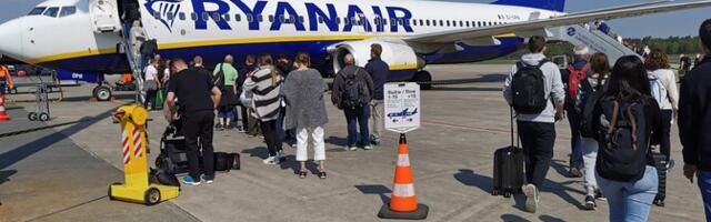 Ryanair loobus vanematelt laste kõrval istumise eest lisatasu nõudmisest